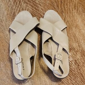 Trotters Cream Cross-Strap Sandals